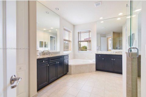 House in Parkland, Florida 4 bedrooms, 277.03 sq.m. № 1865695 - photo 23