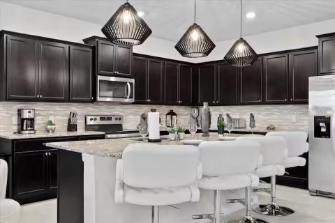 House in Davenport, Florida 10 bedrooms, 408.68 sq.m. № 1523778 - photo 3