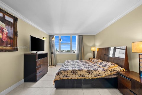 Купить кондоминиум в Халландейл-Бич, Флорида 1 спальня, 83.24м2, № 2053678 - фото 9