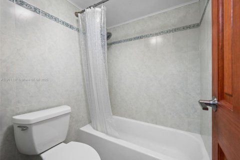 Купить кондоминиум в Халландейл-Бич, Флорида 1 спальня, 83.24м2, № 2053678 - фото 4