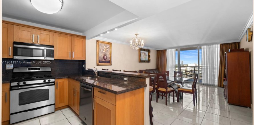 Кондоминиум с 1 спальней в Халландейл-Бич, Флорида № 2053678