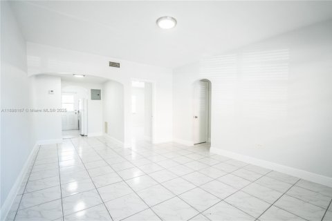 Apartment in Miami Beach, Florida 1 bedroom, 60.39 sq.m. № 1949741 - photo 4