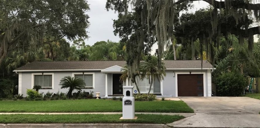 House in Tampa, Florida 3 bedrooms, 193.52 sq.m. № 1720866