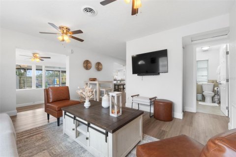 House in Pinellas Park, Florida 3 bedrooms, 136.66 sq.m. № 1877371 - photo 9
