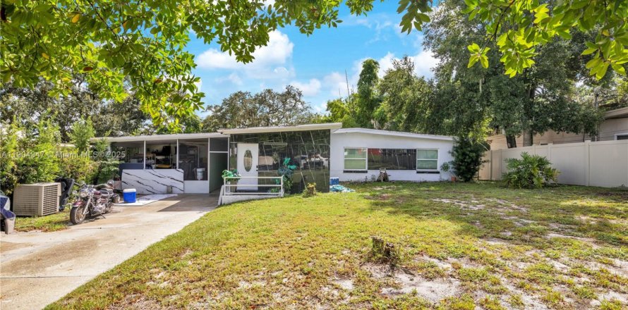 House in Orlando, Florida 5 bedrooms № 1955015