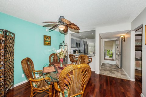 Condo in Saint Petersburg, Florida, 2 bedrooms  № 393892 - photo 8