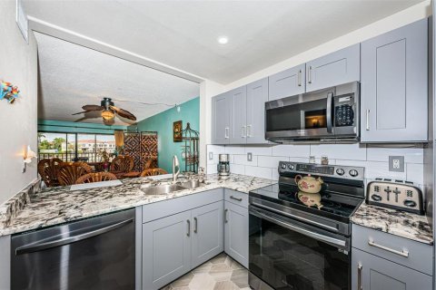 Condo in Saint Petersburg, Florida, 2 bedrooms  № 393892 - photo 10