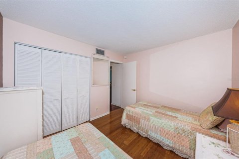 Condo in Saint Petersburg, Florida, 2 bedrooms  № 393892 - photo 14