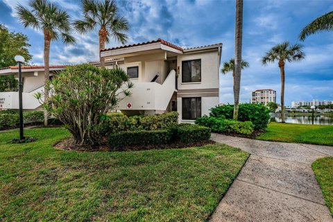 Condo in Saint Petersburg, Florida, 2 bedrooms  № 393892 - photo 2