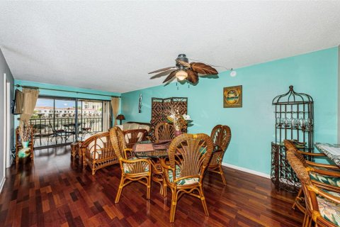 Condo in Saint Petersburg, Florida, 2 bedrooms  № 393892 - photo 5