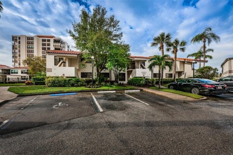 Condo in Saint Petersburg, Florida, 2 bedrooms  № 393892 - photo 1