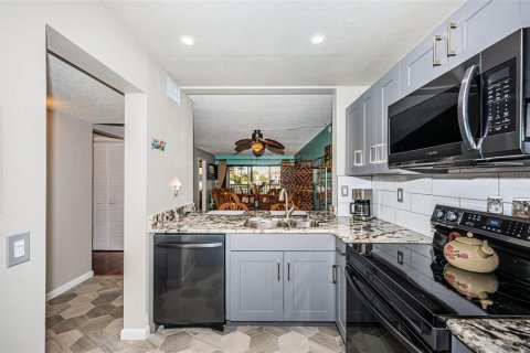 Condo in Saint Petersburg, Florida, 2 bedrooms  № 393892 - photo 9