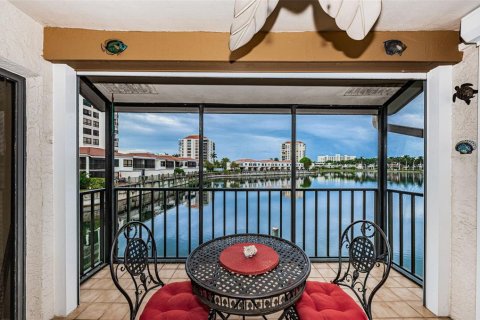 Condo in Saint Petersburg, Florida, 2 bedrooms  № 393892 - photo 15