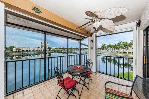 Condo in Saint Petersburg, Florida, 2 bedrooms  № 393892 - photo 24