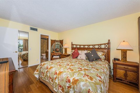 Condo in Saint Petersburg, Florida, 2 bedrooms  № 393892 - photo 18