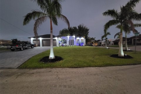 Casa en Cape Coral, Florida 3 dormitorios, 181.16 m2 № 2044899