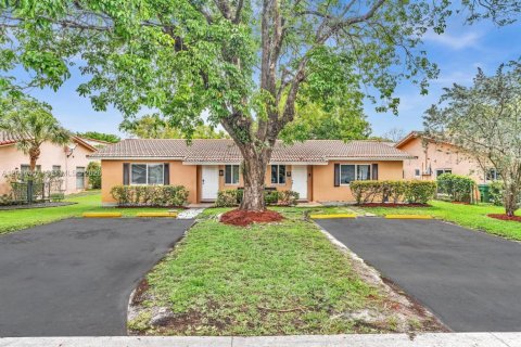 Propiedad comercial en Coral Springs, Florida 224.36 m2 № 2076417