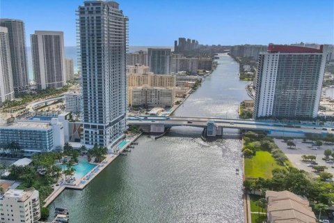 Copropriété à vendre à Hallandale Beach, Floride: 2 chambres, 94.76 m2 № 1857060 - photo 1