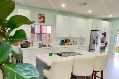 House in Miami, Florida 4 bedrooms, 167.6 sq.m. № 2009303