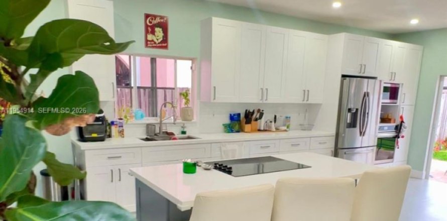 House in Miami, Florida 4 bedrooms, 167.6 sq.m. № 2009303