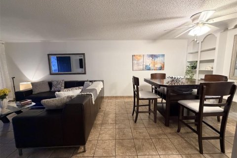 Condo in Gainesville, Florida, 1 bedroom  № 2212109 - photo 5
