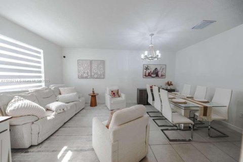 Снять в аренду таунхаус в Хомстед, Флорида 3 спальни, 143.53м2, № 2082532 - фото 5
