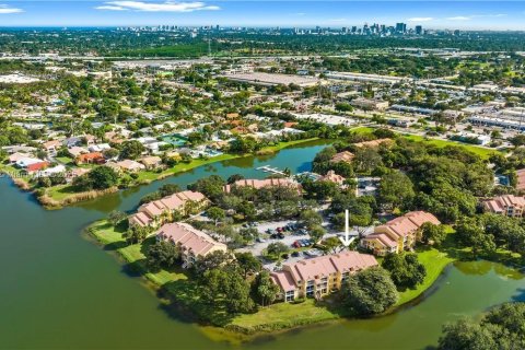 Condo in Oakland Park, Florida, 2 bedrooms № 1968333 - photo 21