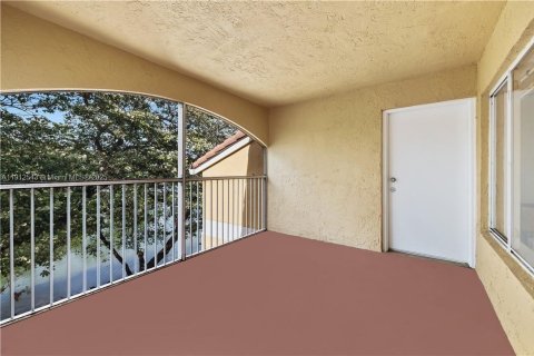 Condo in Oakland Park, Florida, 2 bedrooms № 1968333 - photo 9