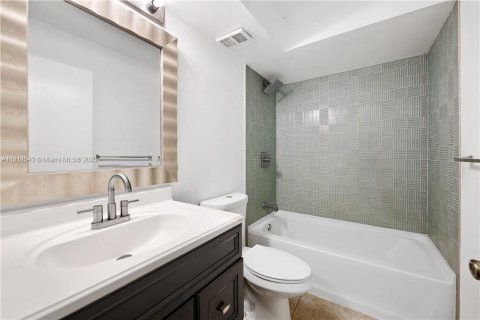 Condo in Oakland Park, Florida, 2 bedrooms № 1968333 - photo 13