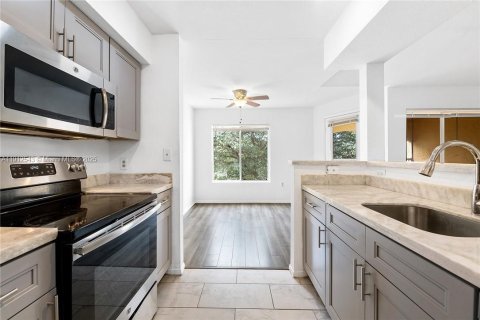 Condo in Oakland Park, Florida, 2 bedrooms № 1968333 - photo 6