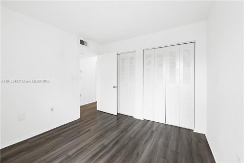 Condo in Oakland Park, Florida, 2 bedrooms № 1968333 - photo 18