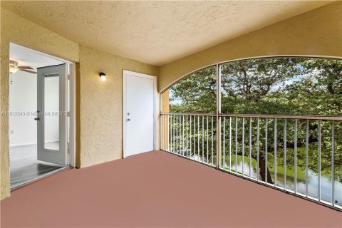 Condo in Oakland Park, Florida, 2 bedrooms № 1968333 - photo 10