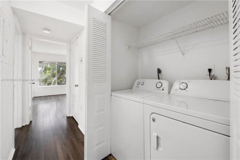 Condo in Oakland Park, Florida, 2 bedrooms № 1968333 - photo 11