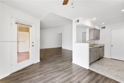 Condo in Oakland Park, Florida, 2 bedrooms № 1968333 - photo 5