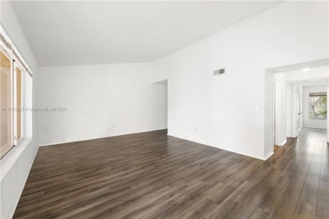 Condo in Oakland Park, Florida, 2 bedrooms № 1968333 - photo 4