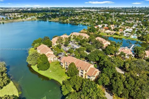 Condo in Oakland Park, Florida, 2 bedrooms № 1968333 - photo 25