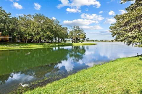 Condo in Oakland Park, Florida, 2 bedrooms № 1968333 - photo 20