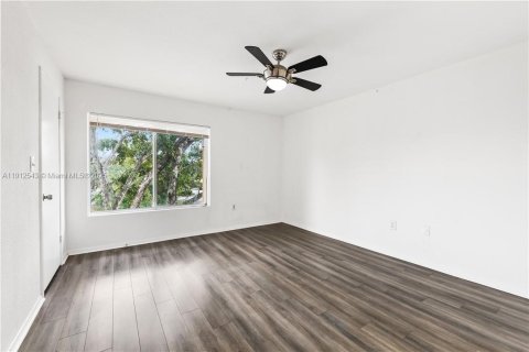 Condo in Oakland Park, Florida, 2 bedrooms № 1968333 - photo 14