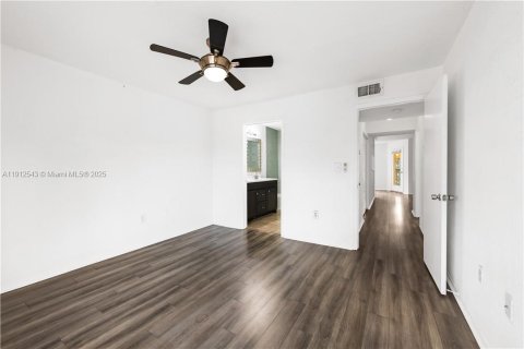 Condo in Oakland Park, Florida, 2 bedrooms № 1968333 - photo 12