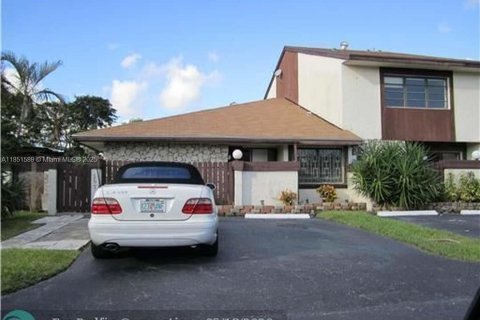 Townhouse in Miami, Florida 3 bedrooms, 130.43 sq.m. № 1867340 - photo 2