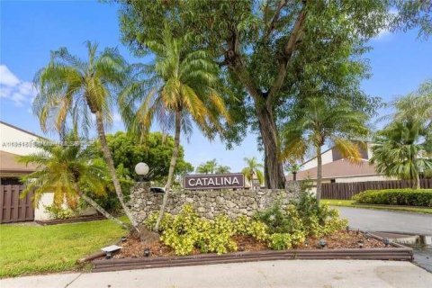 Townhouse in Miami, Florida 3 bedrooms, 130.43 sq.m. № 1867340 - photo 1
