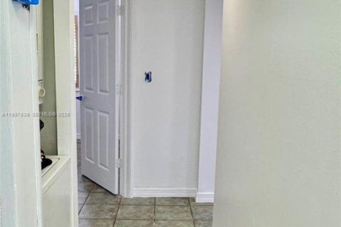 Condominio en alquiler en Miami, Florida, 3 dormitorios, 116.13 m2 № 2060858 - foto 9