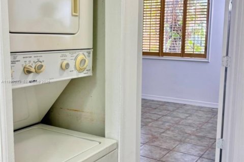 Condominio en alquiler en Miami, Florida, 3 dormitorios, 116.13 m2 № 2060858 - foto 10