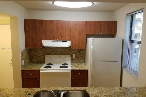 Condo in Doral, Florida, 1 bedroom  № 1944032 - photo 4