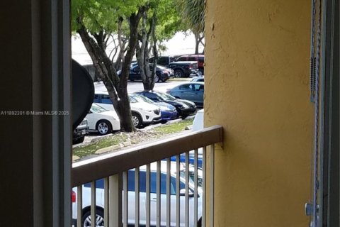 Condo in Doral, Florida, 1 bedroom  № 1944032 - photo 17