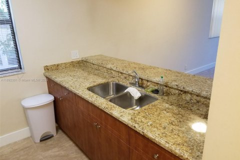 Condo in Doral, Florida, 1 bedroom  № 1944032 - photo 5