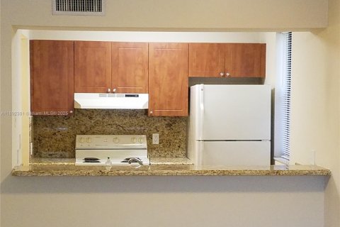 Condo in Doral, Florida, 1 bedroom  № 1944032 - photo 2