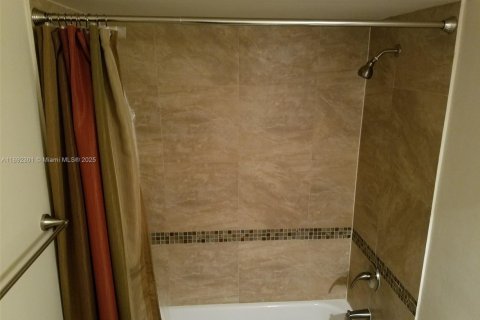 Condo in Doral, Florida, 1 bedroom  № 1944032 - photo 9
