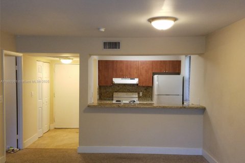 Condo in Doral, Florida, 1 bedroom  № 1944032 - photo 1