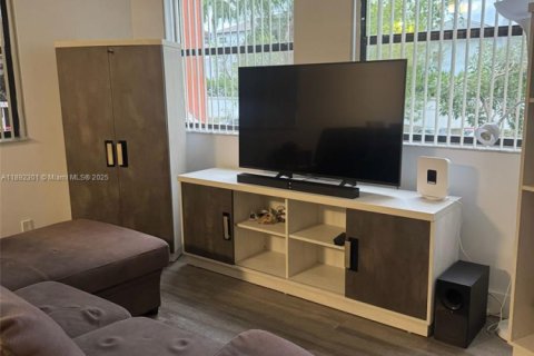 Condo in Doral, Florida, 1 bedroom  № 1944032 - photo 15